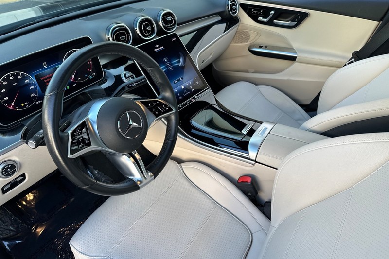 Mercedes-Benz C-Class Vehicle Full-screen Gallery Image 10