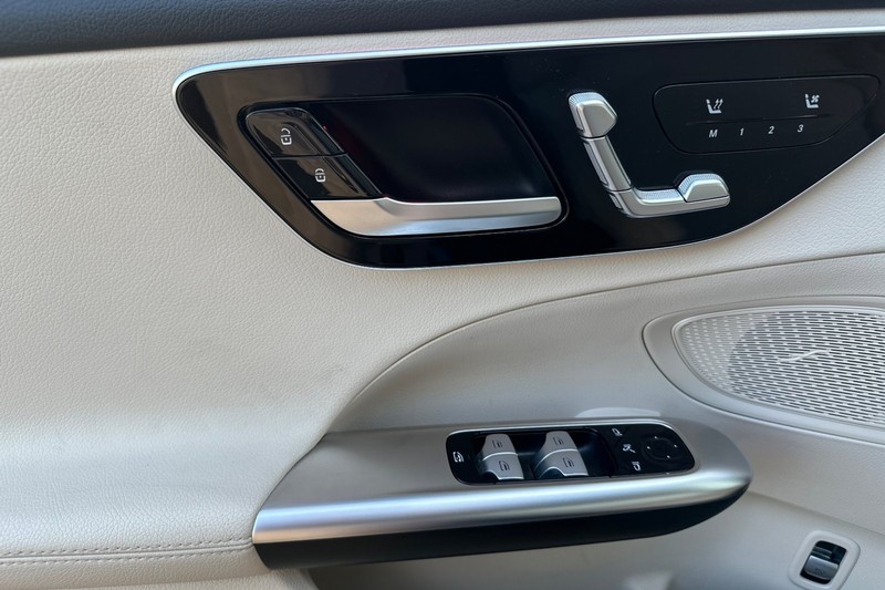 Mercedes-Benz C-Class Vehicle Full-screen Gallery Image 11