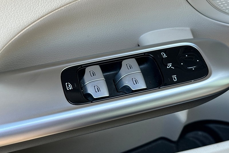 Mercedes-Benz C-Class Vehicle Full-screen Gallery Image 12