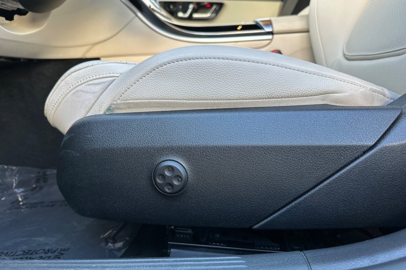 Mercedes-Benz C-Class Vehicle Full-screen Gallery Image 13