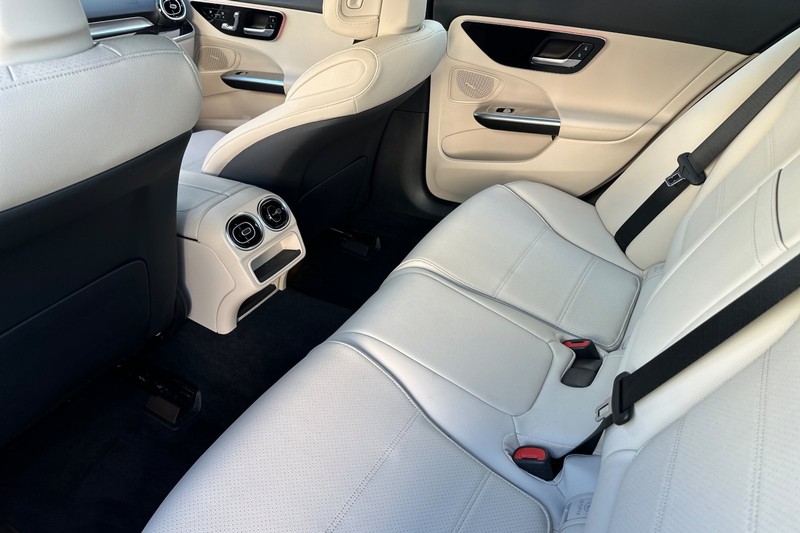 Mercedes-Benz C-Class Vehicle Full-screen Gallery Image 14