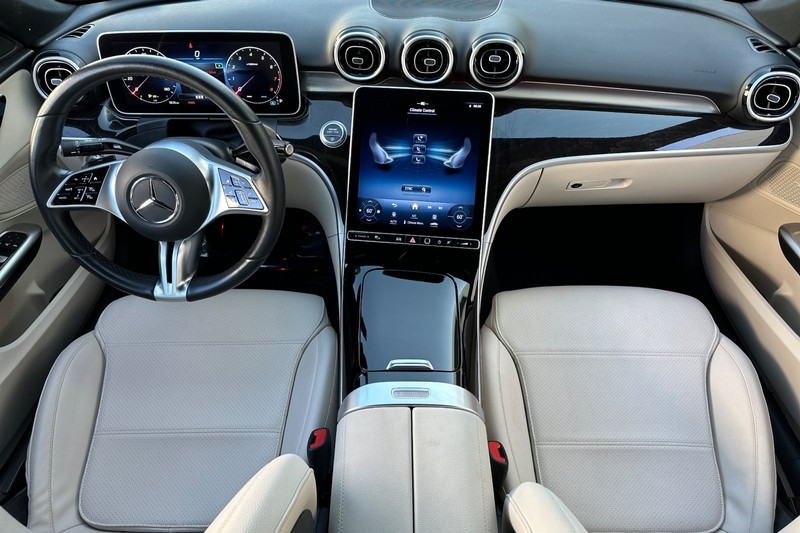 Mercedes-Benz C-Class Vehicle Full-screen Gallery Image 15