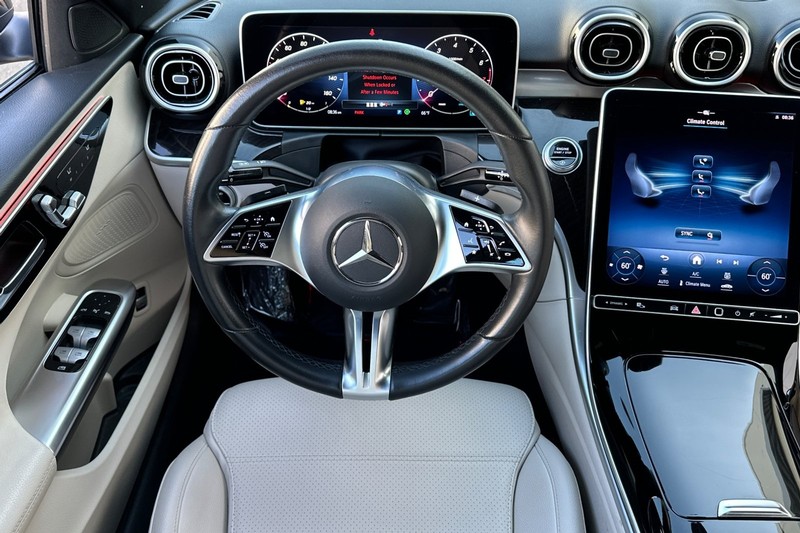 Mercedes-Benz C-Class Vehicle Full-screen Gallery Image 16