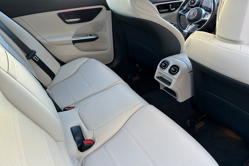 Mercedes-Benz C-Class Vehicle Full-screen Gallery Image 17