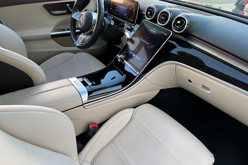 Mercedes-Benz C-Class Vehicle Full-screen Gallery Image 18