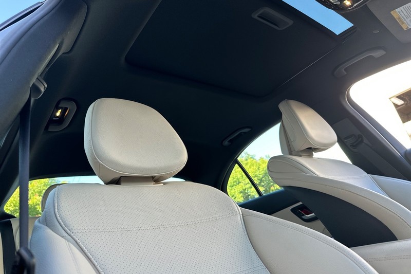 Mercedes-Benz C-Class Vehicle Full-screen Gallery Image 19