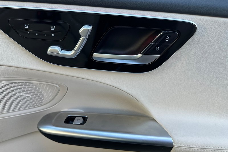 Mercedes-Benz C-Class Vehicle Full-screen Gallery Image 20