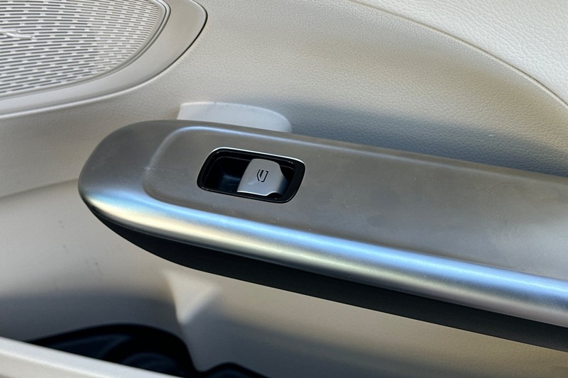 Mercedes-Benz C-Class Vehicle Full-screen Gallery Image 21