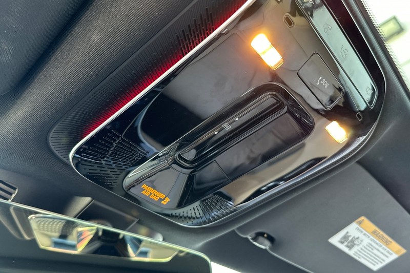 Mercedes-Benz C-Class Vehicle Full-screen Gallery Image 23