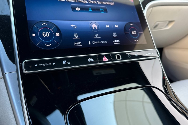 Mercedes-Benz C-Class Vehicle Full-screen Gallery Image 27