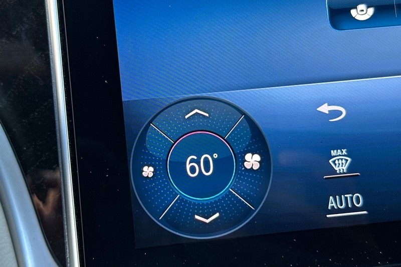 Mercedes-Benz C-Class Vehicle Full-screen Gallery Image 28
