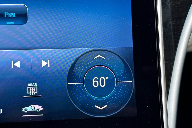 Mercedes-Benz C-Class Vehicle Full-screen Gallery Image 29