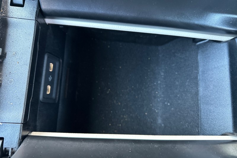 Mercedes-Benz C-Class Vehicle Full-screen Gallery Image 30