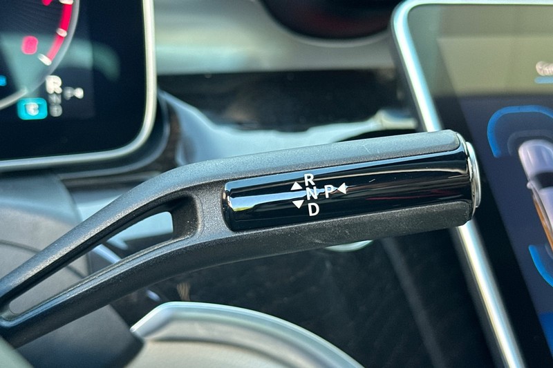 Mercedes-Benz C-Class Vehicle Full-screen Gallery Image 31