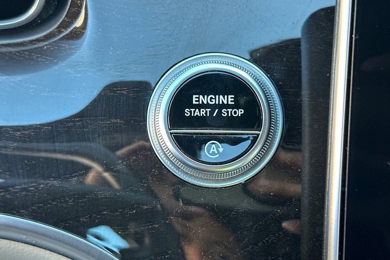 Mercedes-Benz C-Class Vehicle Full-screen Gallery Image 32