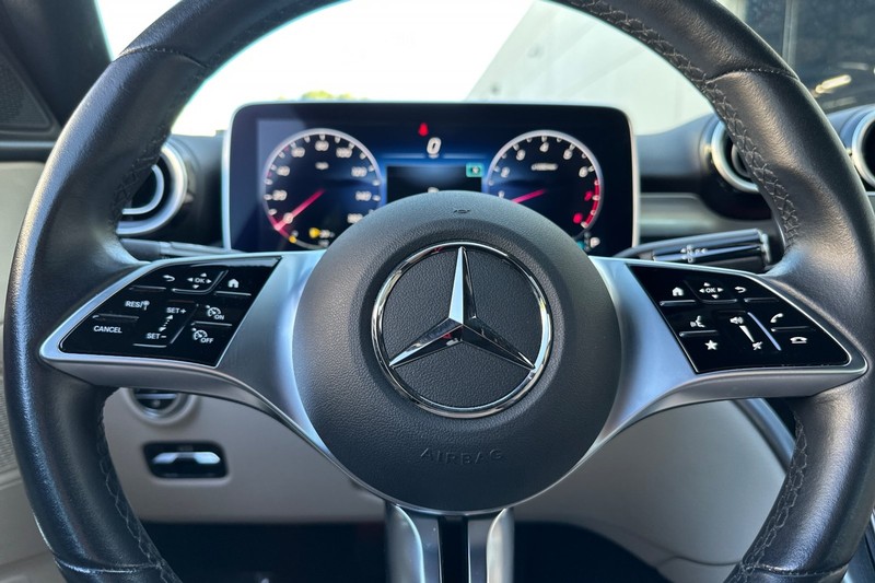 Mercedes-Benz C-Class Vehicle Full-screen Gallery Image 33