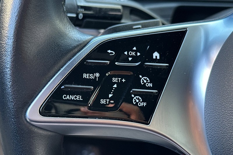 Mercedes-Benz C-Class Vehicle Full-screen Gallery Image 34