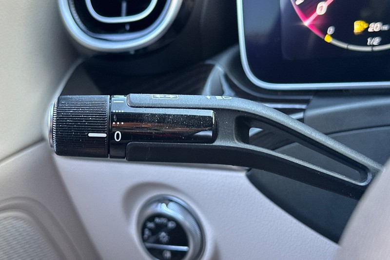 Mercedes-Benz C-Class Vehicle Full-screen Gallery Image 35