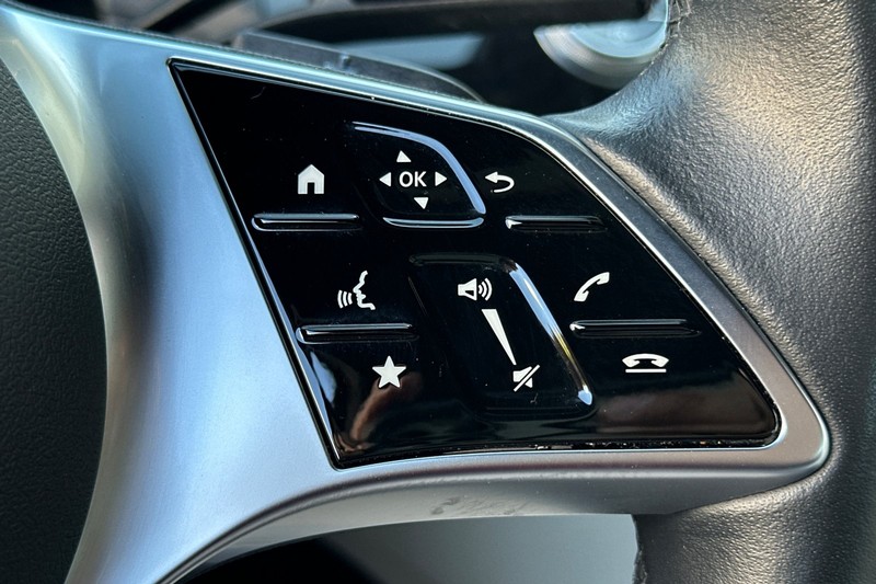 Mercedes-Benz C-Class Vehicle Full-screen Gallery Image 36