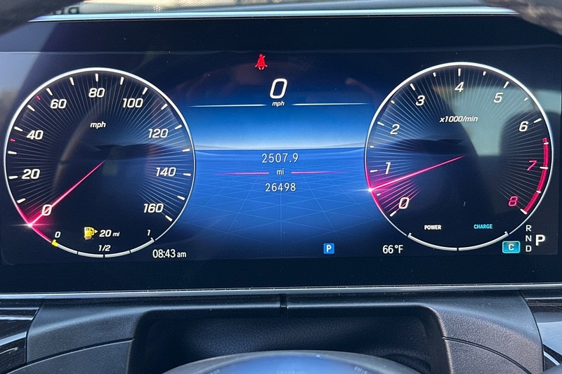 Mercedes-Benz C-Class Vehicle Full-screen Gallery Image 37
