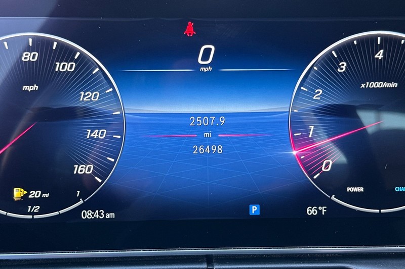 Mercedes-Benz C-Class Vehicle Full-screen Gallery Image 38