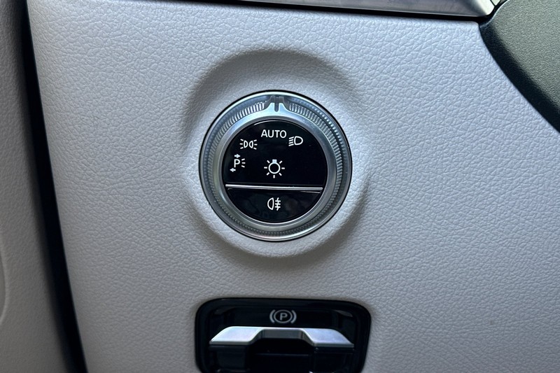 Mercedes-Benz C-Class Vehicle Full-screen Gallery Image 39