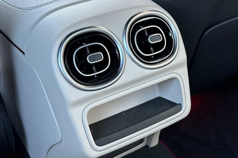 Mercedes-Benz C-Class Vehicle Full-screen Gallery Image 40