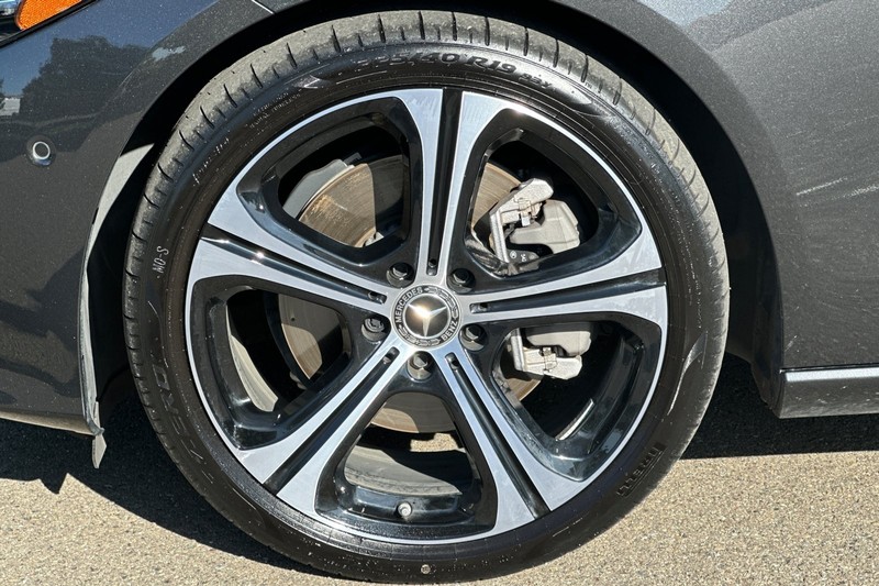 Mercedes-Benz C-Class Vehicle Full-screen Gallery Image 42