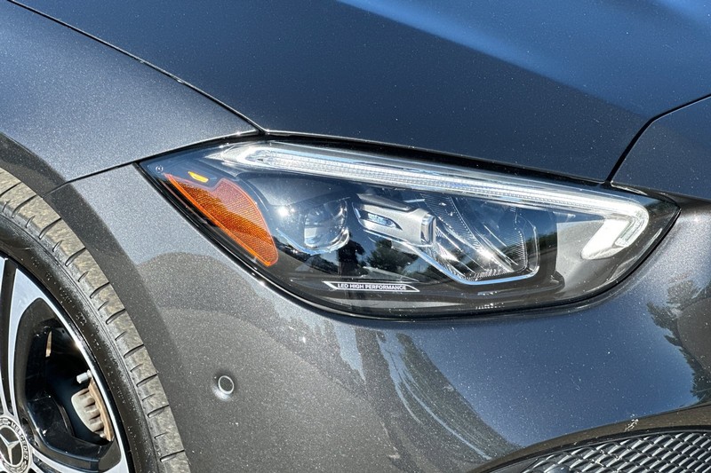 Mercedes-Benz C-Class Vehicle Full-screen Gallery Image 43