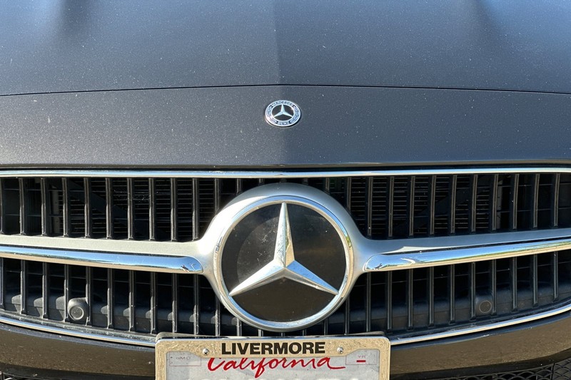 Mercedes-Benz C-Class Vehicle Full-screen Gallery Image 44