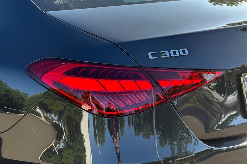 Mercedes-Benz C-Class Vehicle Full-screen Gallery Image 45