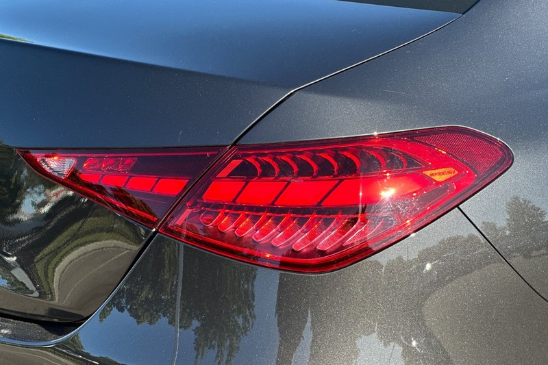 Mercedes-Benz C-Class Vehicle Full-screen Gallery Image 47