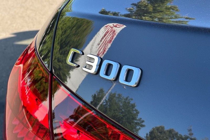 Mercedes-Benz C-Class Vehicle Full-screen Gallery Image 48