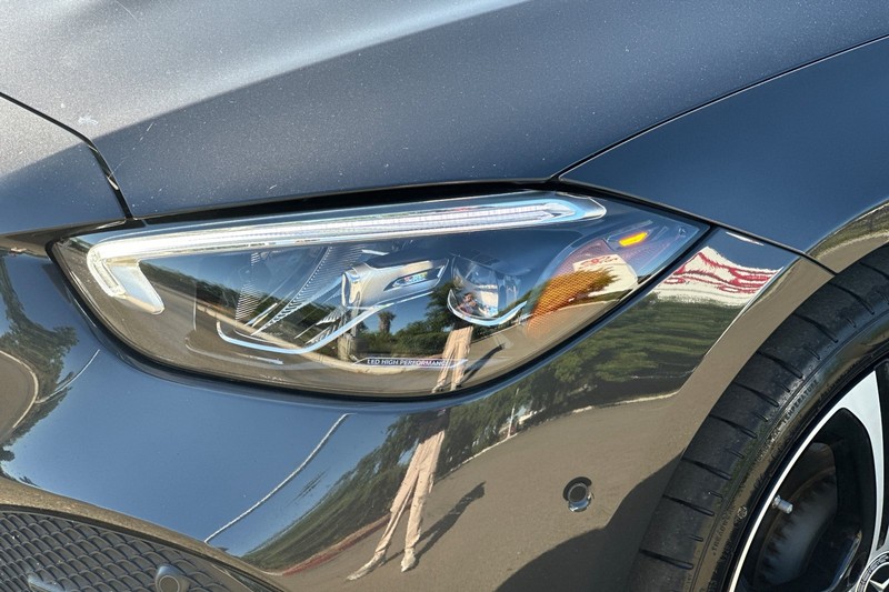 Mercedes-Benz C-Class Vehicle Full-screen Gallery Image 49