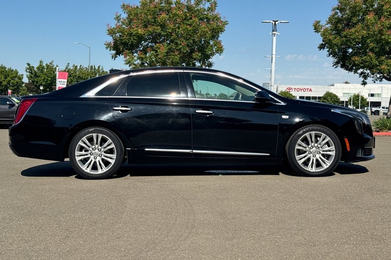 Cadillac XTS Vehicle Full-screen Gallery Image 03