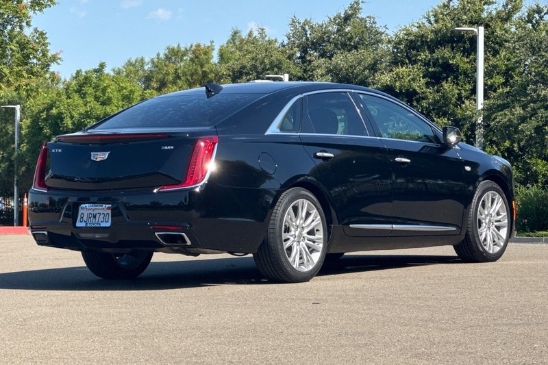 Cadillac XTS Vehicle Full-screen Gallery Image 04