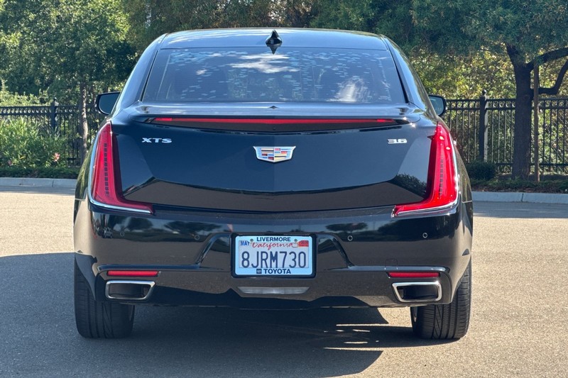 Cadillac XTS Vehicle Full-screen Gallery Image 05