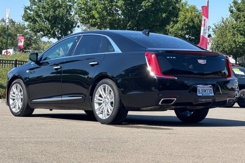 Cadillac XTS Vehicle Full-screen Gallery Image 06