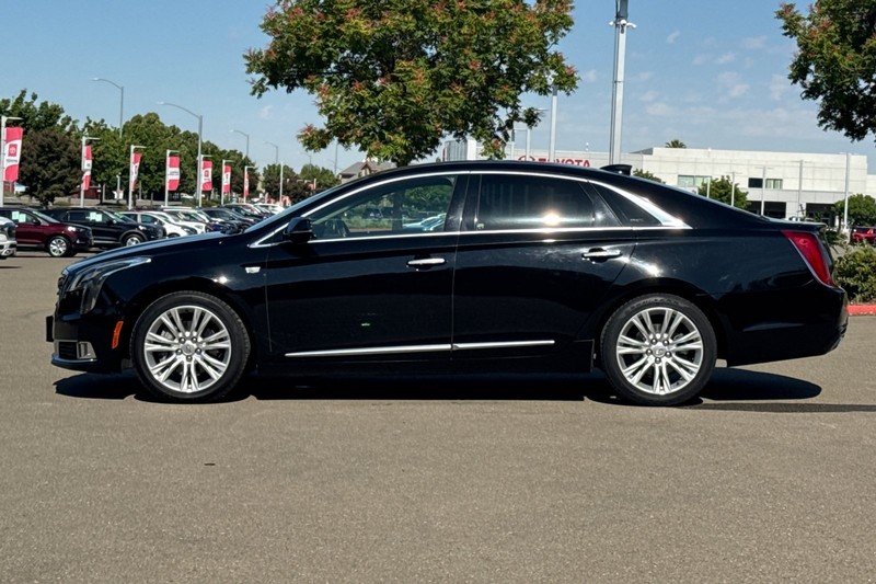 Cadillac XTS Vehicle Full-screen Gallery Image 07
