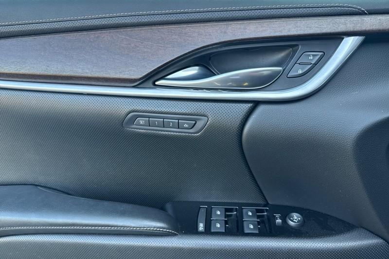 Cadillac XTS Vehicle Full-screen Gallery Image 11