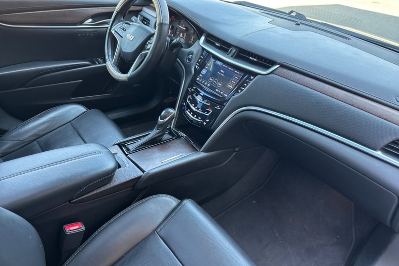 Cadillac XTS Vehicle Full-screen Gallery Image 18