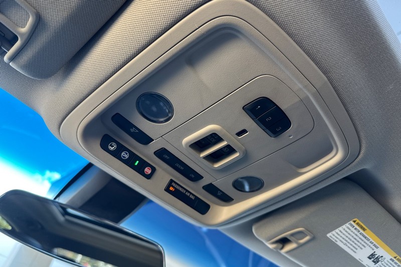 Cadillac XTS Vehicle Full-screen Gallery Image 23