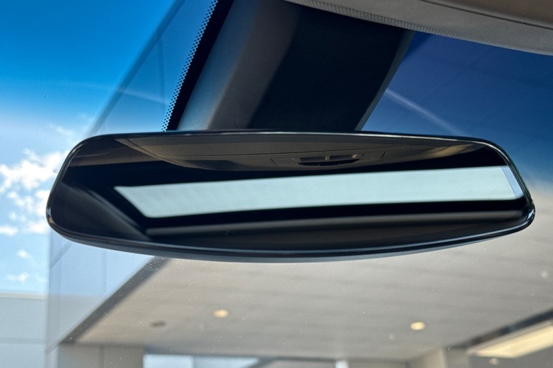 Cadillac XTS Vehicle Full-screen Gallery Image 24