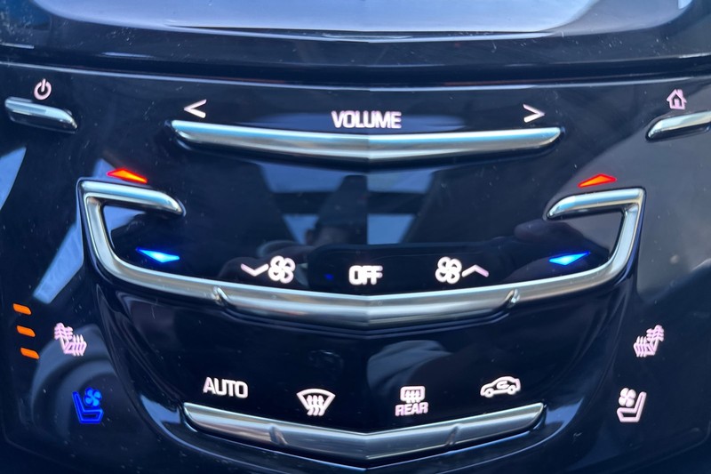 Cadillac XTS Vehicle Full-screen Gallery Image 27