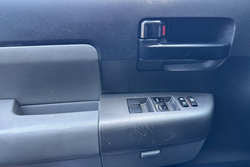 Toyota Sequoia Vehicle Full-screen Gallery Image 11