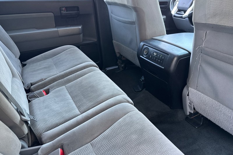 Toyota Sequoia Vehicle Full-screen Gallery Image 19
