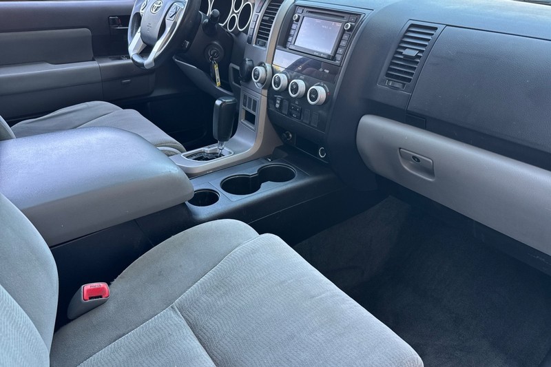 Toyota Sequoia Vehicle Full-screen Gallery Image 20