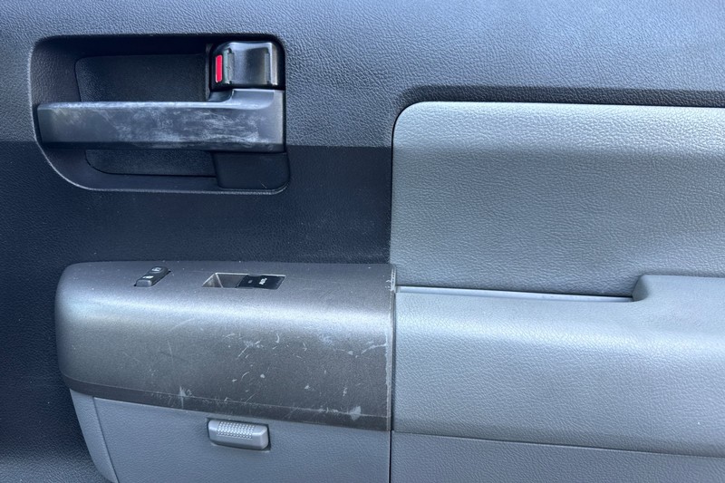 Toyota Sequoia Vehicle Full-screen Gallery Image 22