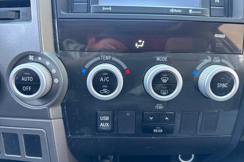 Toyota Sequoia Vehicle Full-screen Gallery Image 29