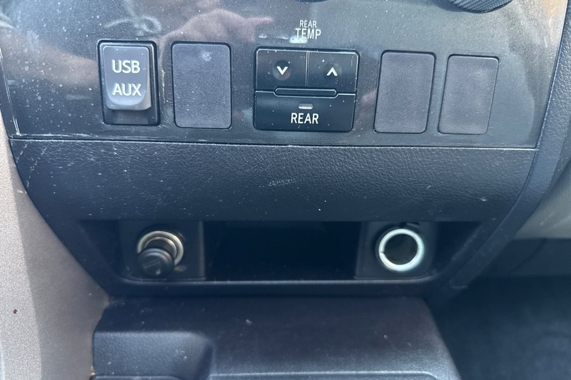 Toyota Sequoia Vehicle Full-screen Gallery Image 32